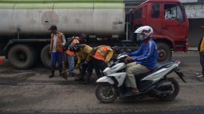 Kabupaten Bekasi - Perbaikan Jalan di Kabupaten Bekasi. Foto: Gobekasi.id.