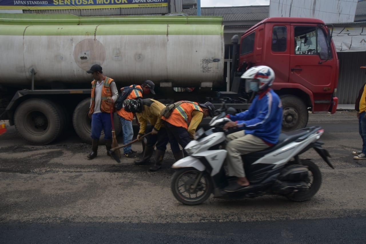 Kabupaten Bekasi - Perbaikan Jalan di Kabupaten Bekasi. Foto: Gobekasi.id.