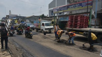 Kabupaten Bekasi - Perbaikan Jalan di Kabupaten Bekasi. Foto: Gobekasi.id.