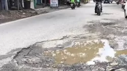 Kabupaten Bekasi - Kondisi Jalan Gatot Subroto Cikarang Utara rusak memprihatinkan. Jalan yang berada di Kecamatan Cikarang Utara, Kabupaten Bekasi. Foto: Ist/Gobekasi.id.