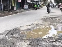 Jalur Mudik Rusak Parah, Warga Desak Perbaikan Jalan Gatot Subroto Cikarang Utara