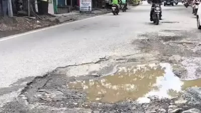 Kabupaten Bekasi - Kondisi Jalan Gatot Subroto Cikarang Utara rusak memprihatinkan. Jalan yang berada di Kecamatan Cikarang Utara, Kabupaten Bekasi. Foto: Ist/Gobekasi.id.