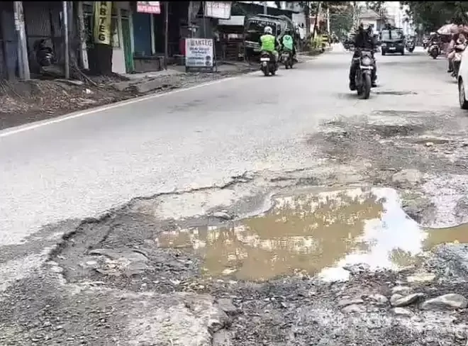 Kabupaten Bekasi - Kondisi Jalan Gatot Subroto Cikarang Utara rusak memprihatinkan. Jalan yang berada di Kecamatan Cikarang Utara, Kabupaten Bekasi. Foto: Ist/Gobekasi.id.