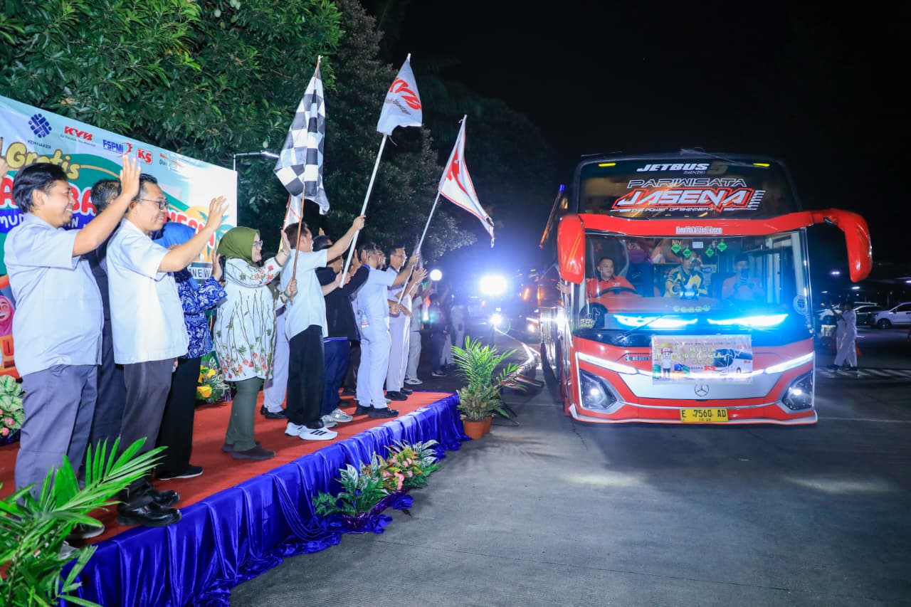 Kabupaten Bekasi - Kemenaker lepas mudik bareng pekerja Cikarang, Jumat (13/3/2026). Foto: Ist/Gobekasi.id.