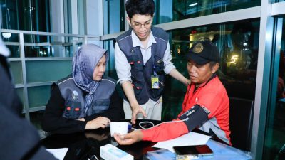 Kota Bekasi - Pengecekan kesehatan pemudik oleh Kemnaker. Foto: Ist/Gobekasi.id.