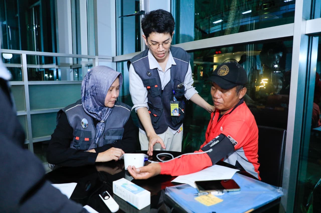 Kota Bekasi - Pengecekan kesehatan pemudik oleh Kemnaker. Foto: Ist/Gobekasi.id.