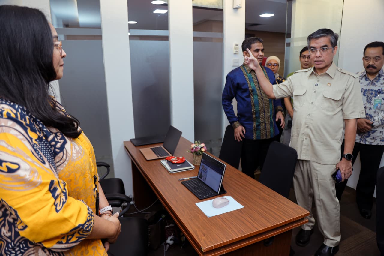 Bekasi - Menteri Ketenagakerjaan (Menaker), Yassierli, memastikan Posko Tunjangan Hari Raya (THR) dan Bonus Hari Raya (BHR) Keagamaan Tahun 2026 Kementerian Ketenagakerjaan (Kemnaker) tetap siaga selama libur nasional dan cuti bersama Nyepi serta Idulfitri 1447 Hijriah. Foto: Ist/Gobekasi.id.