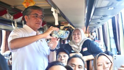 Kota Bekasi - Menaker Yassierli berbaur dengan para pekerja Warmindo yang berangkat mudik gratis di Islamic Center Kota Bekasi, Rabu (18/3/2026). Foto: Ist/Gobekasi.id.