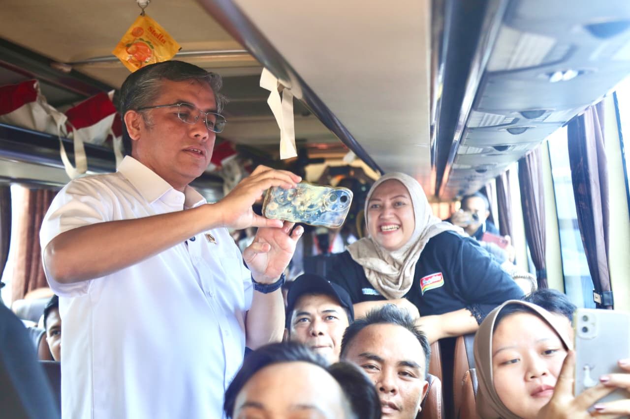 Kota Bekasi - Menaker Yassierli berbaur dengan para pekerja Warmindo yang berangkat mudik gratis di Islamic Center Kota Bekasi, Rabu (18/3/2026). Foto: Ist/Gobekasi.id.