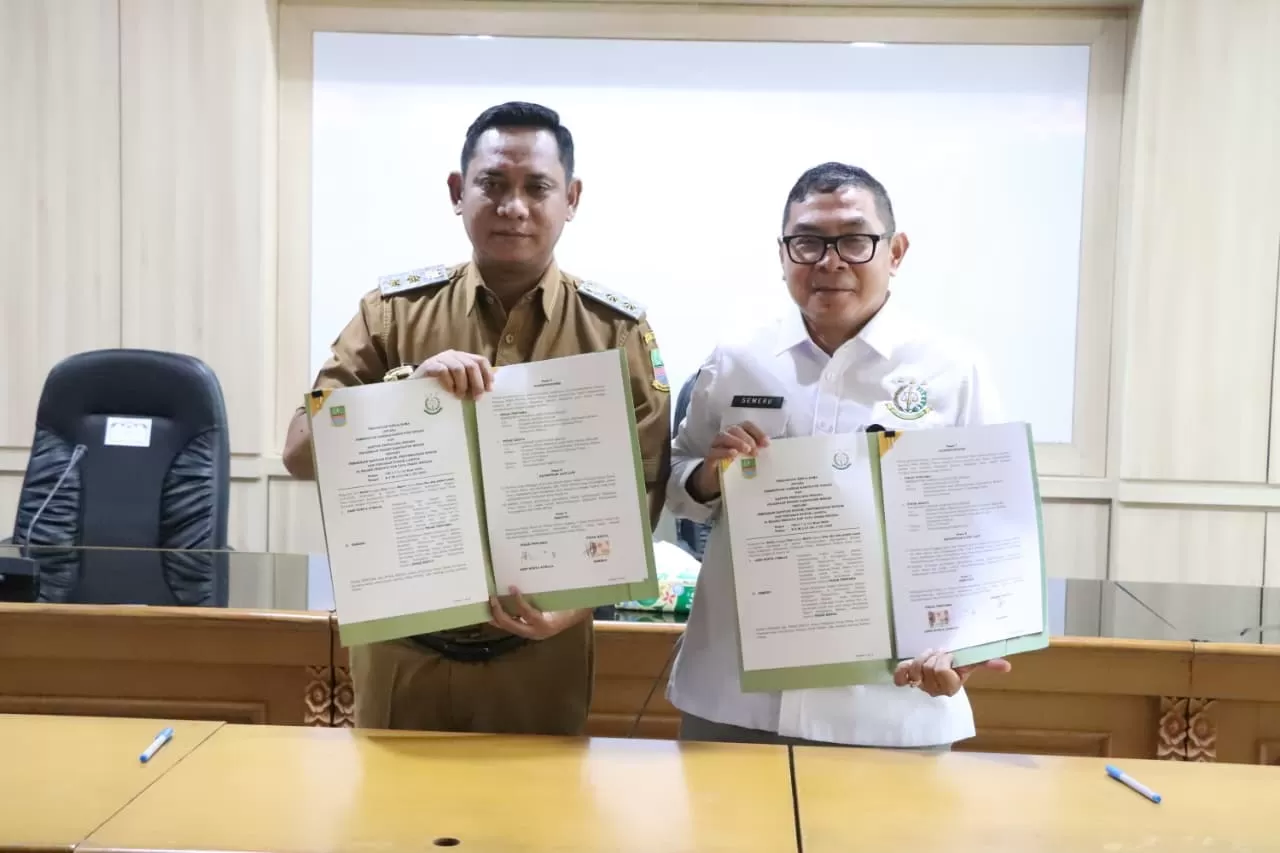 Kabupaten Bekasi - Penandatanganan Perjanjian Kerja Sama (PKS) berlangsung di Ruang KHR. Ma’mun Nawawi, Gedung Bupati, Kompleks Pemkab Cikarang Pusat, dan dihadiri langsung oleh Pelaksana Tugas Bupati Bekasi Asep Surya Atmaja serta Kepala Kejaksaan Negeri Kabupaten Bekasi Semeru. Foto: Ist/Gobekasi.id.
