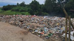 Kabupaten Bekasi - Tumpukan sampah liar dibiarkan menggunung di wilayah Desa Sukamahi, tepatnya di dekat Tempat Pemakaman Umum (TPU). Foto: Ist/Gobekasi.id.