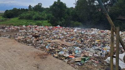 Kabupaten Bekasi - Tumpukan sampah liar dibiarkan menggunung di wilayah Desa Sukamahi, tepatnya di dekat Tempat Pemakaman Umum (TPU). Foto: Ist/Gobekasi.id.