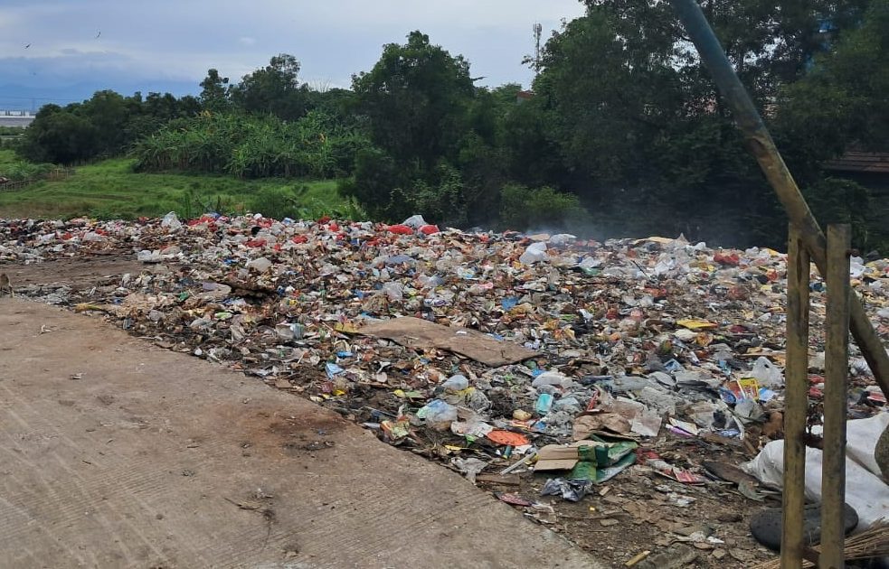 Kabupaten Bekasi - Tumpukan sampah liar dibiarkan menggunung di wilayah Desa Sukamahi, tepatnya di dekat Tempat Pemakaman Umum (TPU). Foto: Ist/Gobekasi.id.