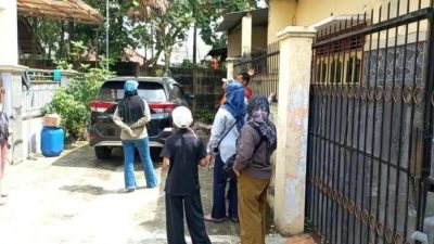 Kabupaten Bekasi - Warga sedang berupaya menangkap monyet liar yang menyerang balita 2 tahun di Tarumajaya, Kabupaten Bekasi. Foto: Ist