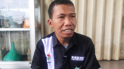 Kota Bekasi - Pengawas SPBU Juanda, Ragil Pambudi menyampaikan permohonan maaf kepada konsumen atas kejadian mogoknya sepda motor usai mengisi BBM. Foto: Septian/Gobekasi.id.