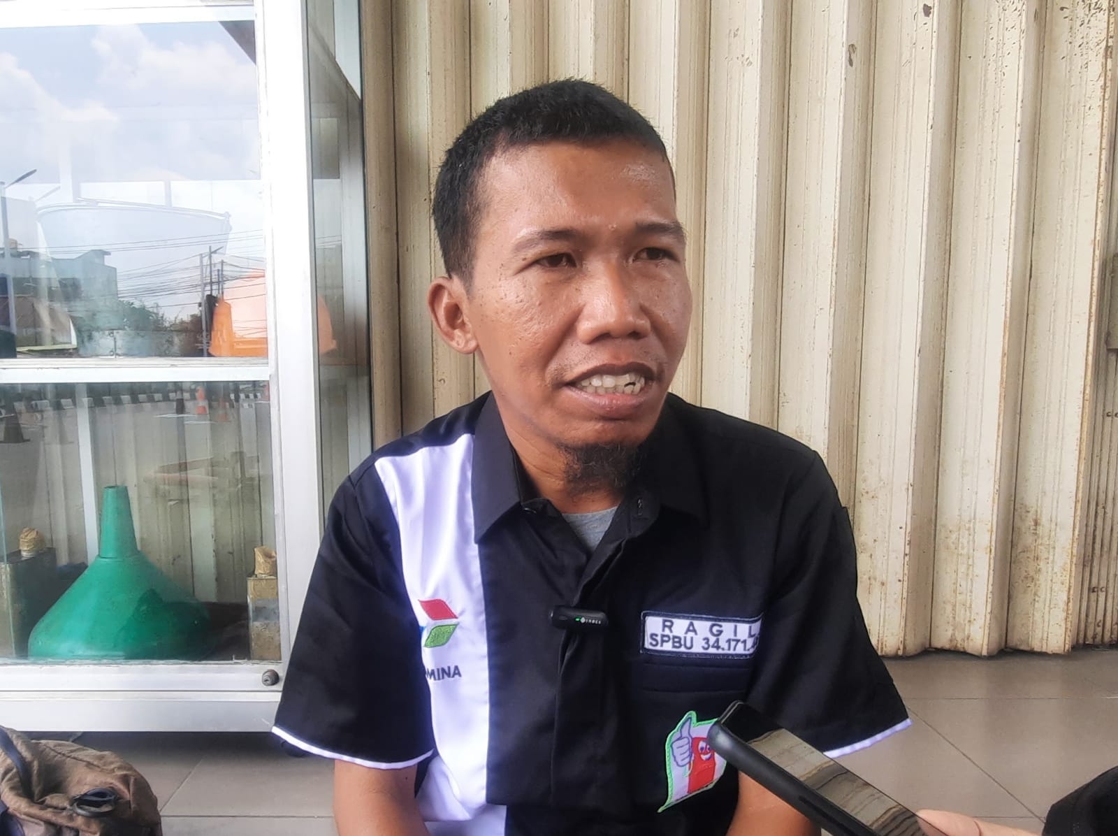 Kota Bekasi - Pengawas SPBU Juanda, Ragil Pambudi menyampaikan permohonan maaf kepada konsumen atas kejadian mogoknya sepda motor usai mengisi BBM. Foto: Septian/Gobekasi.id.