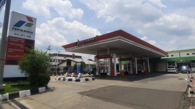Kota Bekasi - SPBU Juanda membuka posko pengaduan konsumen setelah adanya kejadian bahan bakar bercampur air yang menyebabkan sejumlah kendaraan mogok usai mengisi BBM. Foto: Septian/Gobekasi.id.,