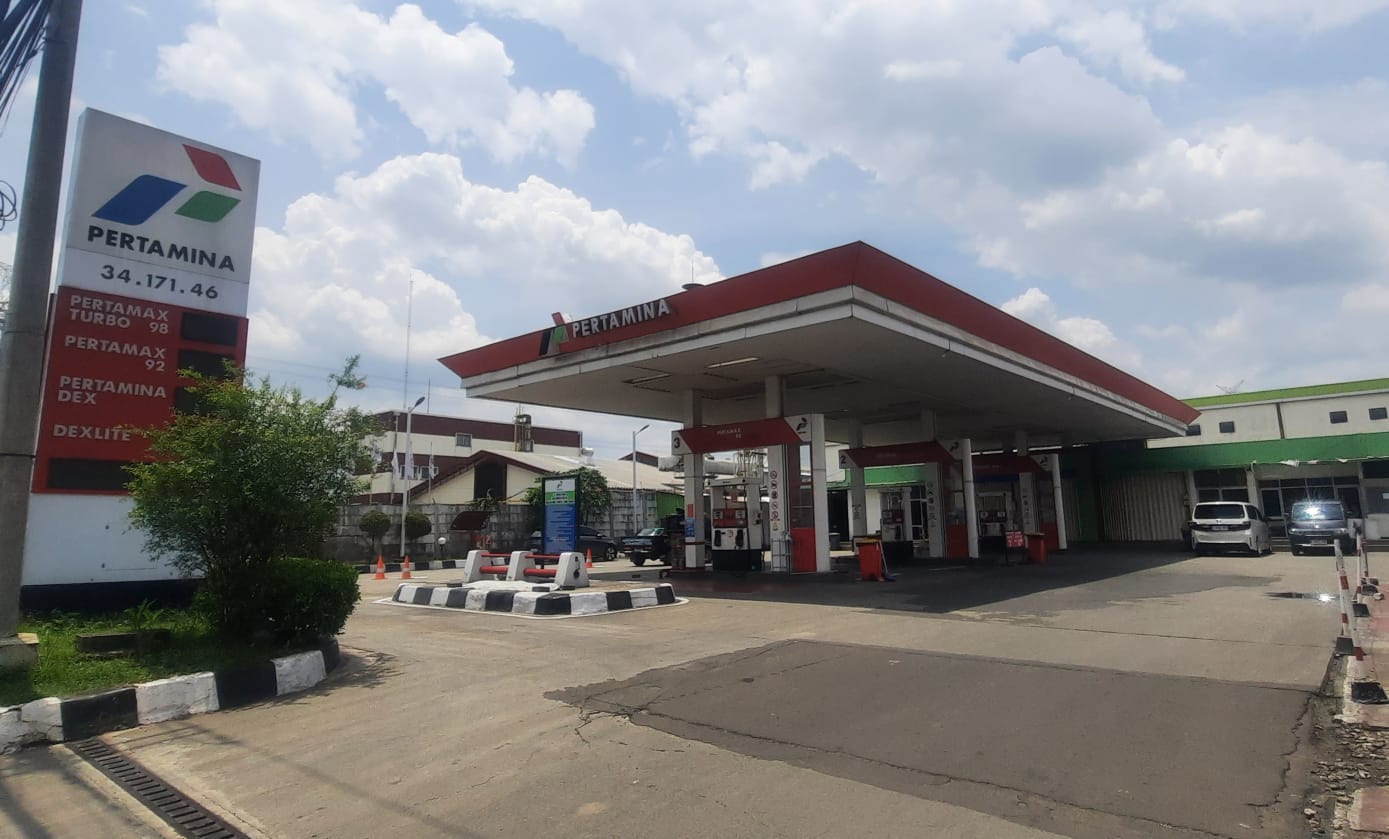 Kota Bekasi - SPBU Juanda membuka posko pengaduan konsumen setelah adanya kejadian bahan bakar bercampur air yang menyebabkan sejumlah kendaraan mogok usai mengisi BBM. Foto: Septian/Gobekasi.id.,