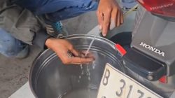 Kota Bekasi - Salah satu korban yang mengalamio mogok pasca mengisi BBM di SPBU Juanda. Foto: Ist/Gobekasi.id.