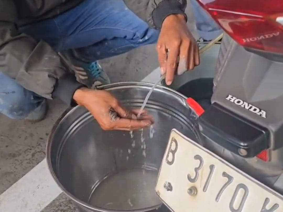 Kota Bekasi - Salah satu korban yang mengalamio mogok pasca mengisi BBM di SPBU Juanda. Foto: Ist/Gobekasi.id.