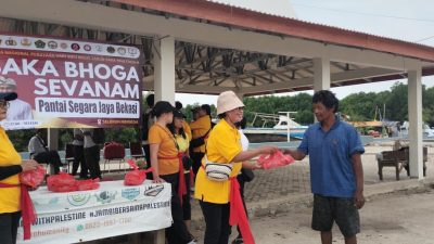 Bekasi - bakti sosial bertajuk Saka Bhoga Sevanam di kawasan Kampung Nelayan, Wisata Jembatan Cinta, Desa Segarajaya, Kecamatan Tarumajaya, Minggu (1/3/2026).