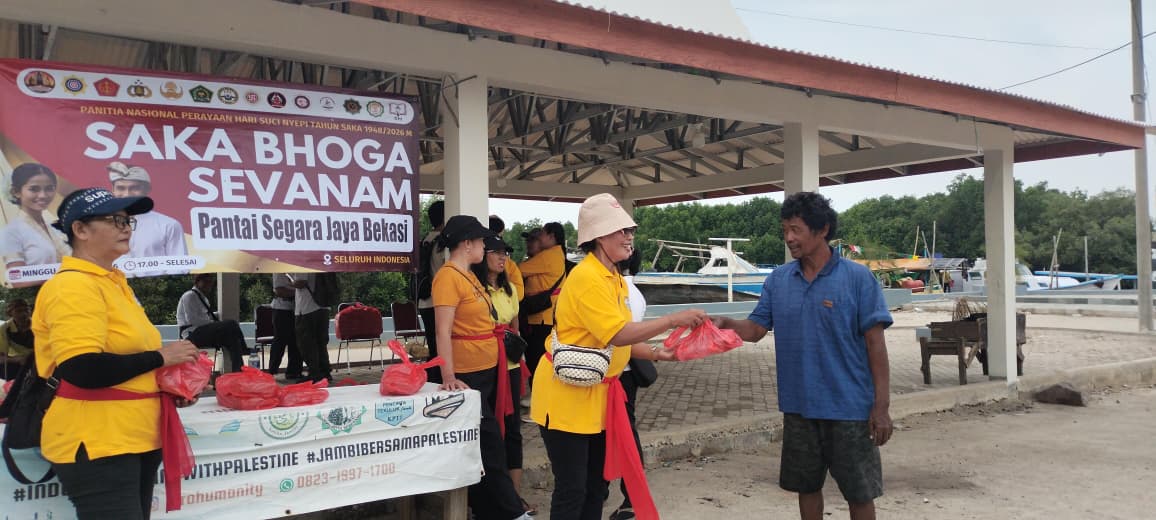 Bekasi - bakti sosial bertajuk Saka Bhoga Sevanam di kawasan Kampung Nelayan, Wisata Jembatan Cinta, Desa Segarajaya, Kecamatan Tarumajaya, Minggu (1/3/2026).