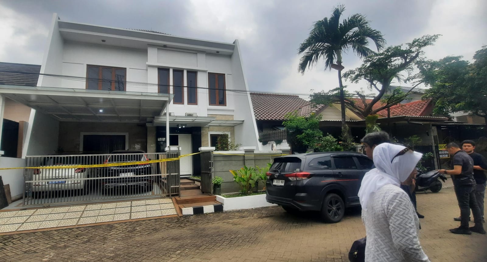Kota Bekasi - Rumah korban perampokan di Perumahan Prima Lingkar Asri Blok B4/14 Jatibening, Kota Bekasi, digaris polisi, Senin (2/3/2026). Foto: Septian/Gobekasi.id.