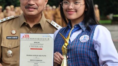 Kota Bekasi - Rhanie Aurelie, siswi SMP Global Persada School, peraih medali dalam ajang Performance Art Festival yang berlangsung di Hong Kong mendapatkan apresiasi dari Wakil Wali Kota Bekasi, Haris Bobihoe, Senin (2/3/2026). Foto: Ist/Gobekasi.id.
