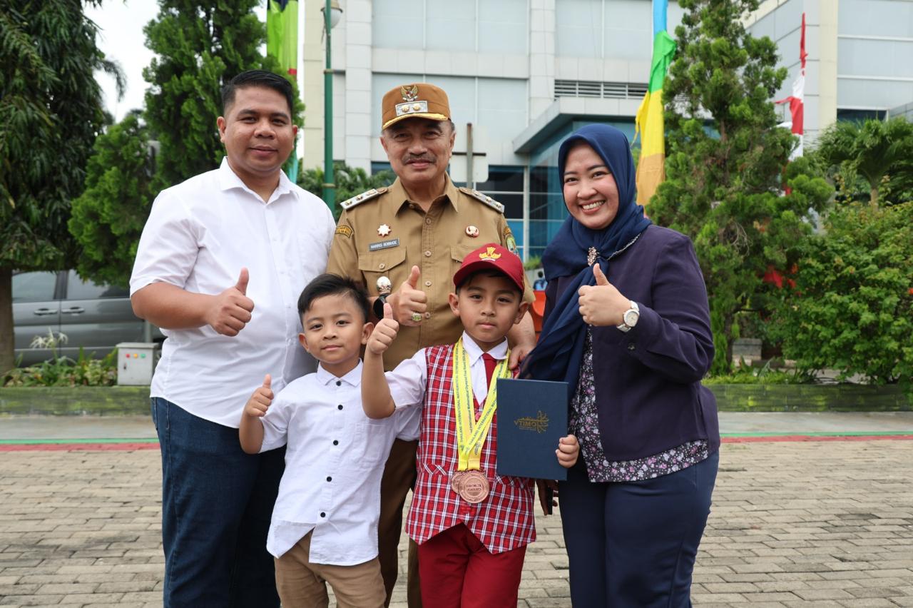 Kota Bekasi - M Khalifah Azka A, siswa SD Negeri Jatiasih, sukses meraih medali dalam ajang olimpiade matematika yang digelar di Thailand mendapatkan apresiasi dari Wakil WaliKota Bekasi, Harris Bobihoe, Senin (2/3/2026). Foto: Ist/Gobekasi.id.