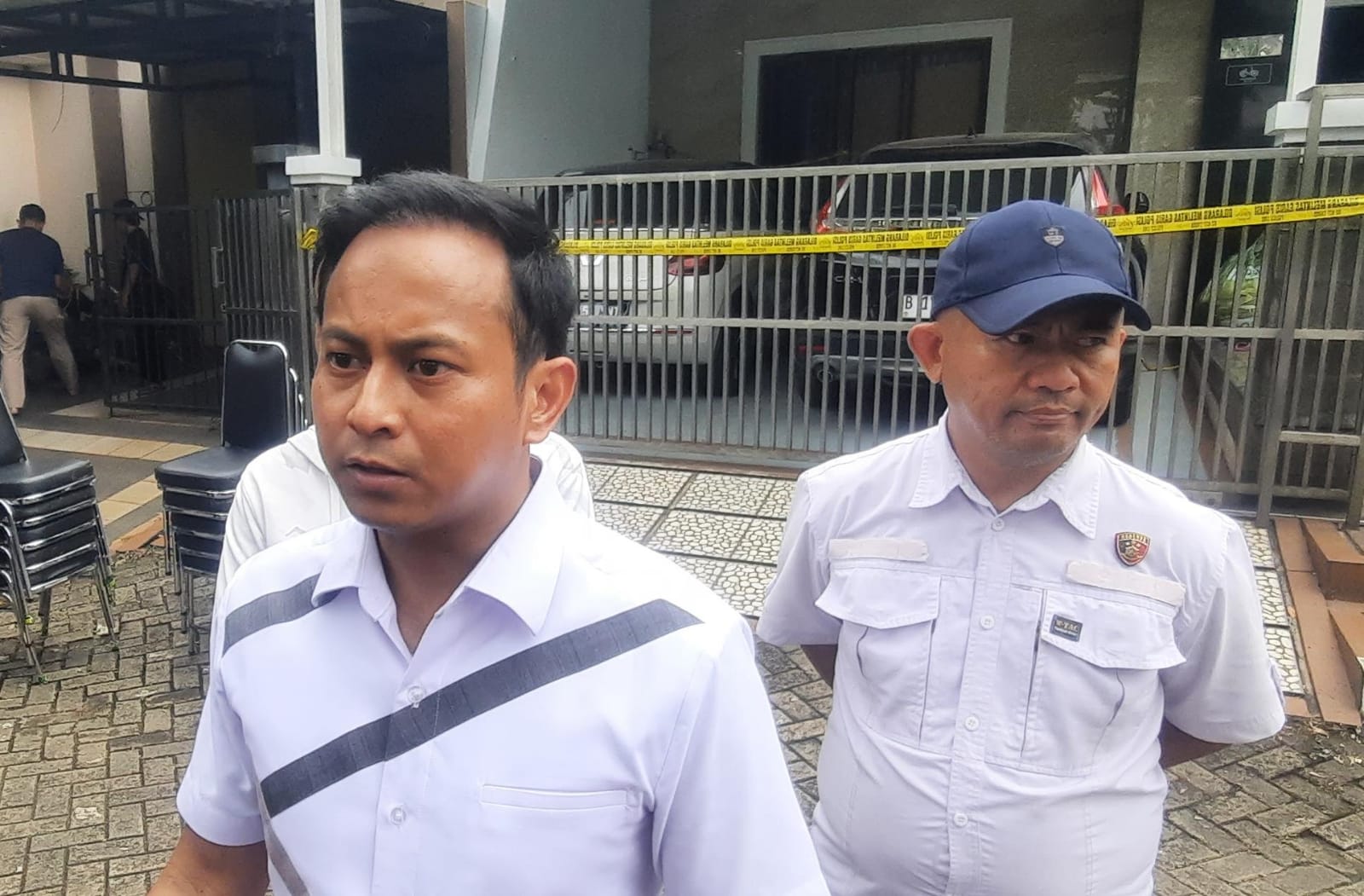 Kota Bekasi - Kasat Reskrim Polres Metro Bekasi Kota, Kompol Andi Muhammad Iqbal, usai melakukan olah tempat kejadian perkara (TKP) di Perumahan Prima Lingkar Asri Blok B4/14, Jatibening, Kota Bekasi, pada Senin (2/3/2026). Foto: Septian/Gobekasi.id.