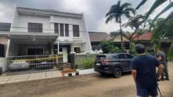 Kota Bekasi - Rumah korban perampokan di Perumahan Prima Lingkar Asri Blok B4/14 Jatibening, Kota Bekasi, digaris polisi, Senin (2/3/2026). Foto: Septian/Gobekasi.id.