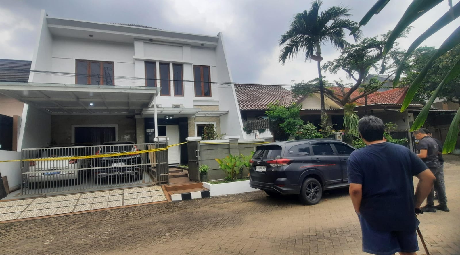 Kota Bekasi - Rumah korban perampokan di Perumahan Prima Lingkar Asri Blok B4/14 Jatibening, Kota Bekasi, digaris polisi, Senin (2/3/2026). Foto: Septian/Gobekasi.id.