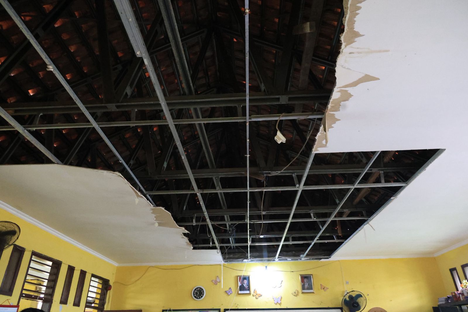 Kota Bekasi - SDN 7 Teluk Pucung, Kota Bekasi. Plafon jebol hingga mengancam keselamatan siswa saat berlangsungnya KBM. Foto: Ist/Gobekasi.id.