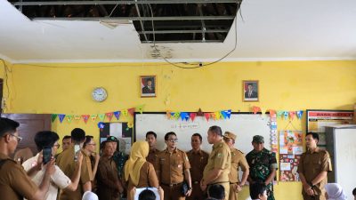 Kota Bekasi - Wali Kota Bekasi, Tri Adhianto, menyambangi SDN 7 Teluk Pucung pada Senin (2/3/2026). Kedatangannya meninjau fasilitas sekolah yang rusak dan perlu adanya perbaikan. Foto: Ist/Gobekasi.id.