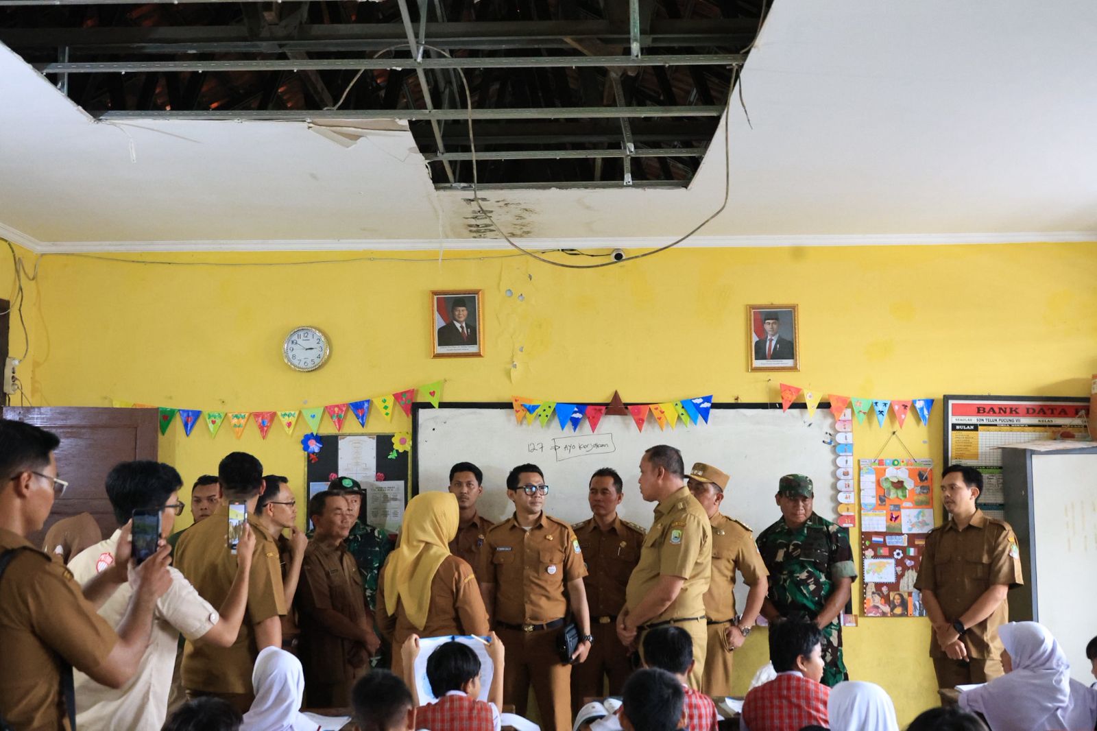 Kota Bekasi - Wali Kota Bekasi, Tri Adhianto, menyambangi SDN 7 Teluk Pucung pada Senin (2/3/2026). Kedatangannya meninjau fasilitas sekolah yang rusak dan perlu adanya perbaikan. Foto: Ist/Gobekasi.id.