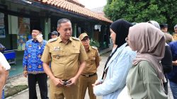 Kota Bekasi - Wali Kota Bekasi, Tri Adhianto, melakukan inspeksi mendadak (sidak) ke SMP Negeri 52 Bekasi soal laporan serius terkait dugaan tindakan tidak senonoh yang dilakukan oknum tenaga tata usaha (TU) terhadap siswi. Foto: Ist/Gobekasi.id.