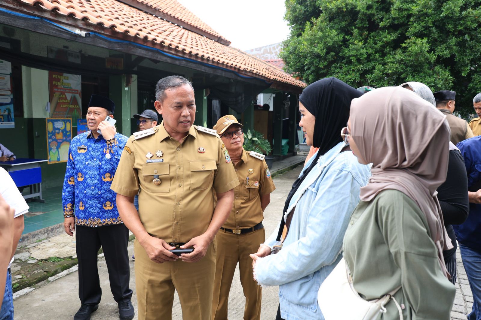 Kota Bekasi - Wali Kota Bekasi, Tri Adhianto, melakukan inspeksi mendadak (sidak) ke SMP Negeri 52 Bekasi soal laporan serius terkait dugaan tindakan tidak senonoh yang dilakukan oknum tenaga tata usaha (TU) terhadap siswi. Foto: Ist/Gobekasi.id.