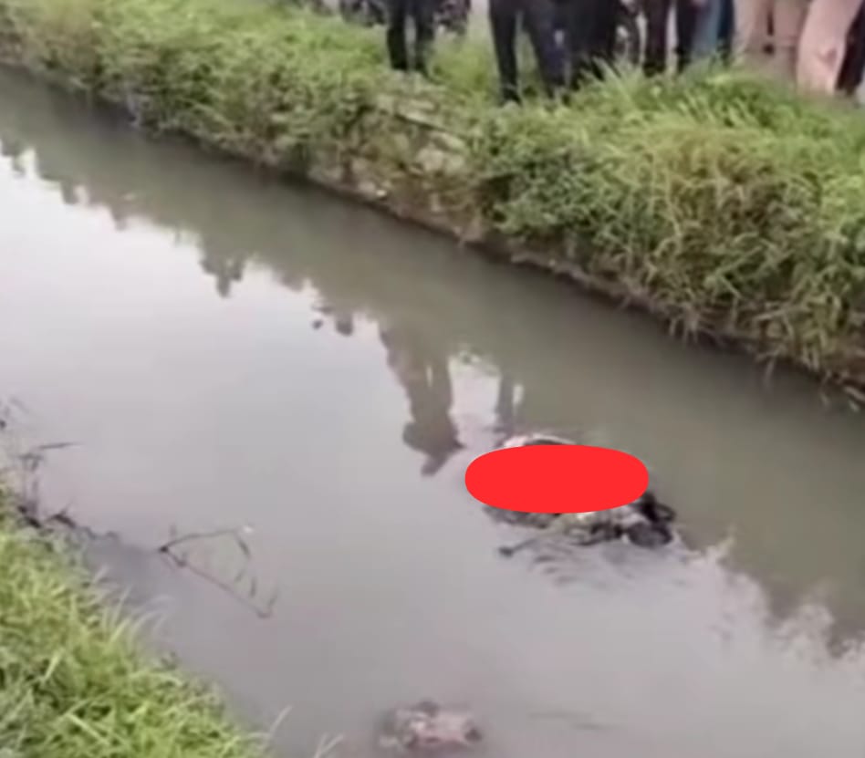 Kota Bekasi - Penemuan mayat laki - laki di Kali Irigasi Perumahan Darmawangsa, Tambun Utara, Kota Bekasi, Senin (2/3/2026). Foto: Ist/Gobekasi.id.