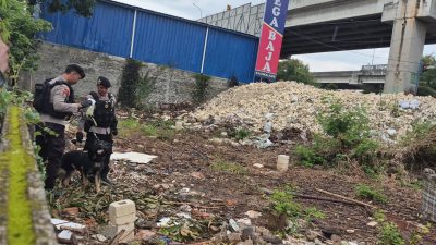 Kota Bekasi - Polisi menerjunkan anjing pelacak (K-9) untuk membantu pengungkapan kasus dugaan perampokan dan pembunuhan yang menewaskan EU (65) serta membuat istrinya, P (60), kritis di Perumahan Prima Lingkar Asri, Kelurahan Jatibening, Kecamatan Pondok Gede, Kota Bekasi, Senin (2/3/2026). Foto: Septian/Gobekasi.id.