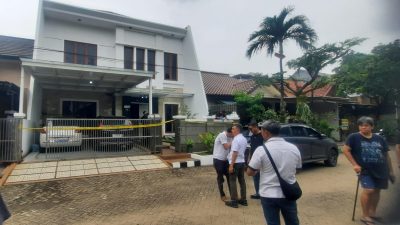 Kota Bekasi - Rumah korban perampokan di Perumahan Prima Lingkar Asri Blok B4/14 Jatibening, Kota Bekasi, digaris polisi, Senin (2/3/2026). Foto: Septian/Gobekasi.id.