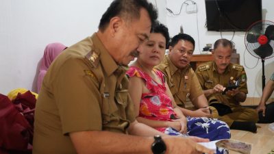 Kota Bekasi - Wakil Wali Kota Bekasi, Abdul Harris Bobihoe, turun langsung meninjau warga penerima manfaat bantuan sosial di Kelurahan Mustikajaya, Kecamatan Mustikajaya, Senin (2/3/2026). Foto: Ist/Gobekasi.id.