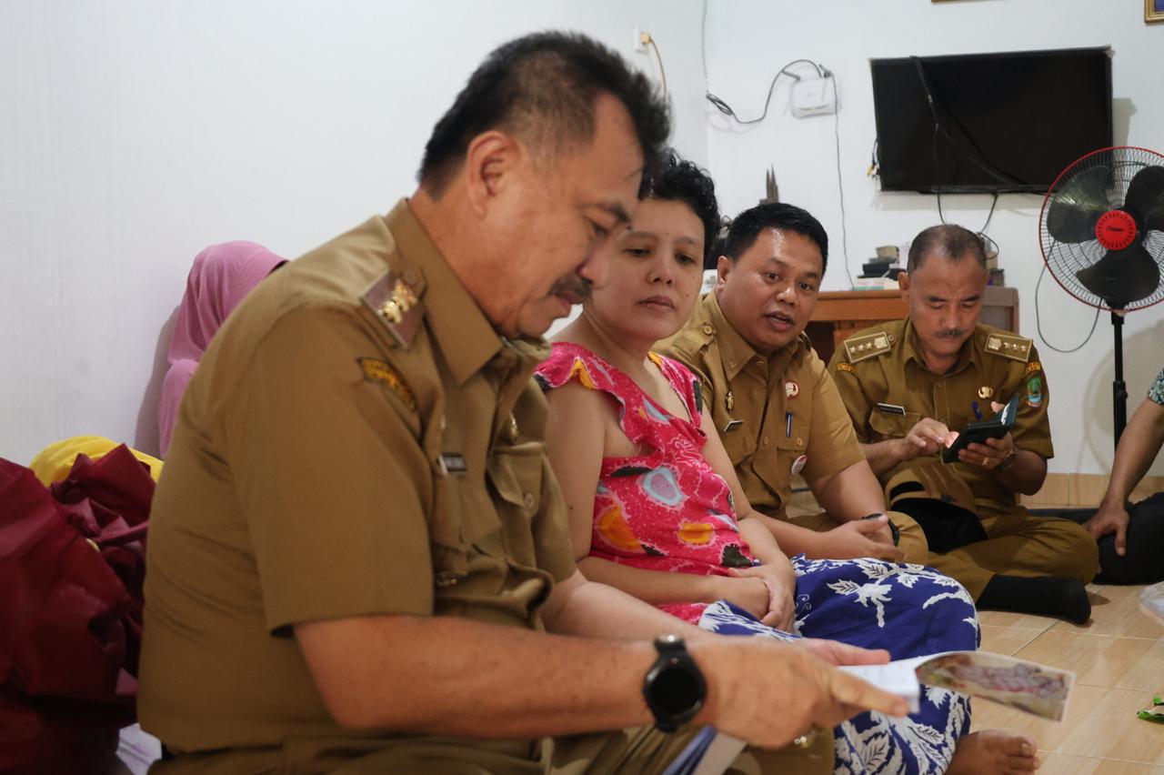 Kota Bekasi - Wakil Wali Kota Bekasi, Abdul Harris Bobihoe, turun langsung meninjau warga penerima manfaat bantuan sosial di Kelurahan Mustikajaya, Kecamatan Mustikajaya, Senin (2/3/2026). Foto: Ist/Gobekasi.id.