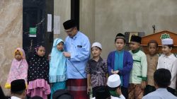 Kota Bekasi - Momen Wakil Wali Kota Bekasi, Abdul Harris Bobihoe bersama para anak di masjid dalam kesempatan tarawih keliling. Foto: Ist/Gobekasi.id.