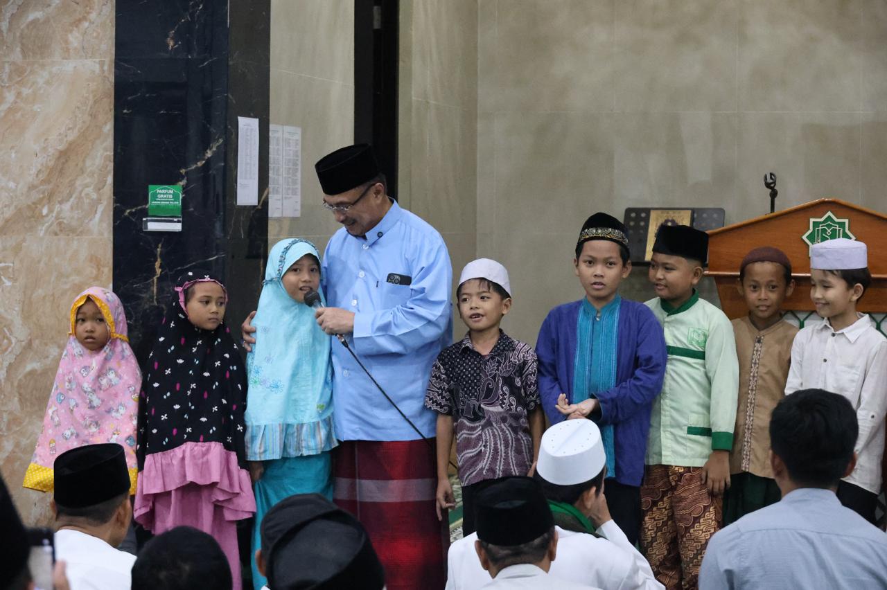 Kota Bekasi - Momen Wakil Wali Kota Bekasi, Abdul Harris Bobihoe bersama para anak di masjid dalam kesempatan tarawih keliling. Foto: Ist/Gobekasi.id.