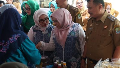 Kota Bekasi - Wakil Wali Kota Bekasi Abdul Harris Bobihoe bersama istri Wuri Handayani dan Ketua TP PKK Kota Bekasi Wiwiek Hargono Tri Adhianto terlihat memborong jajanan takjil dari pelaku UMKM usai membuka Bazar UMKM Ramadan 1447 H. Foto: Ist/Gobekasi.id.