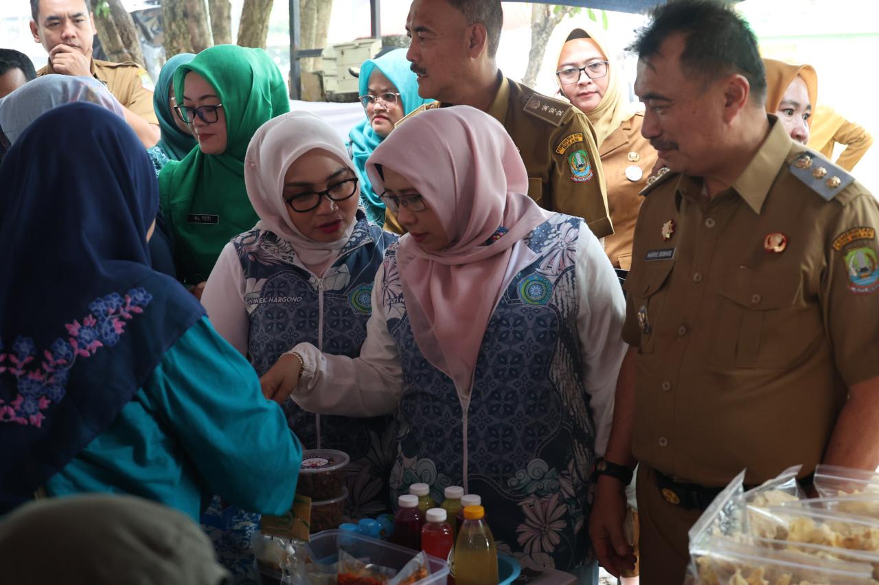 Kota Bekasi - Wakil Wali Kota Bekasi Abdul Harris Bobihoe bersama istri Wuri Handayani dan Ketua TP PKK Kota Bekasi Wiwiek Hargono Tri Adhianto terlihat memborong jajanan takjil dari pelaku UMKM usai membuka Bazar UMKM Ramadan 1447 H. Foto: Ist/Gobekasi.id.