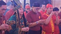 Kota Bekasi - Ketua Yayasan Pancaran Tridharma (YPT), Ronny Hermawan, memimpin doa untuk Perdamaian Dunia jelang dimulainya Kirab Budaya Cap Go Meh 2026, Selsa (3/3/2026). Foto: Septian/Gobekasi.id.