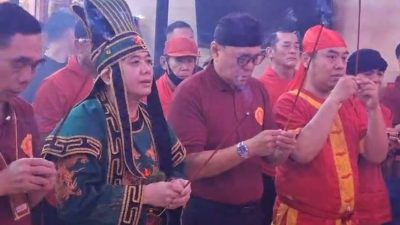 Kota Bekasi - Ketua Yayasan Pancaran Tridharma (YPT), Ronny Hermawan, memimpin doa untuk Perdamaian Dunia jelang dimulainya Kirab Budaya Cap Go Meh 2026, Selsa (3/3/2026). Foto: Septian/Gobekasi.id.