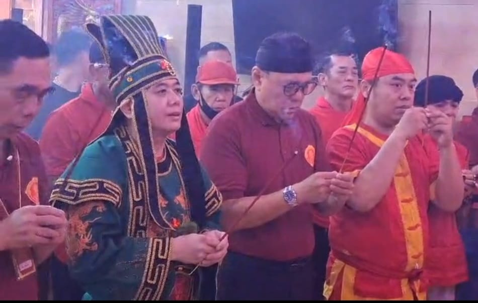 Kota Bekasi - Ketua Yayasan Pancaran Tridharma (YPT), Ronny Hermawan, memimpin doa untuk Perdamaian Dunia jelang dimulainya Kirab Budaya Cap Go Meh 2026, Selsa (3/3/2026). Foto: Septian/Gobekasi.id.