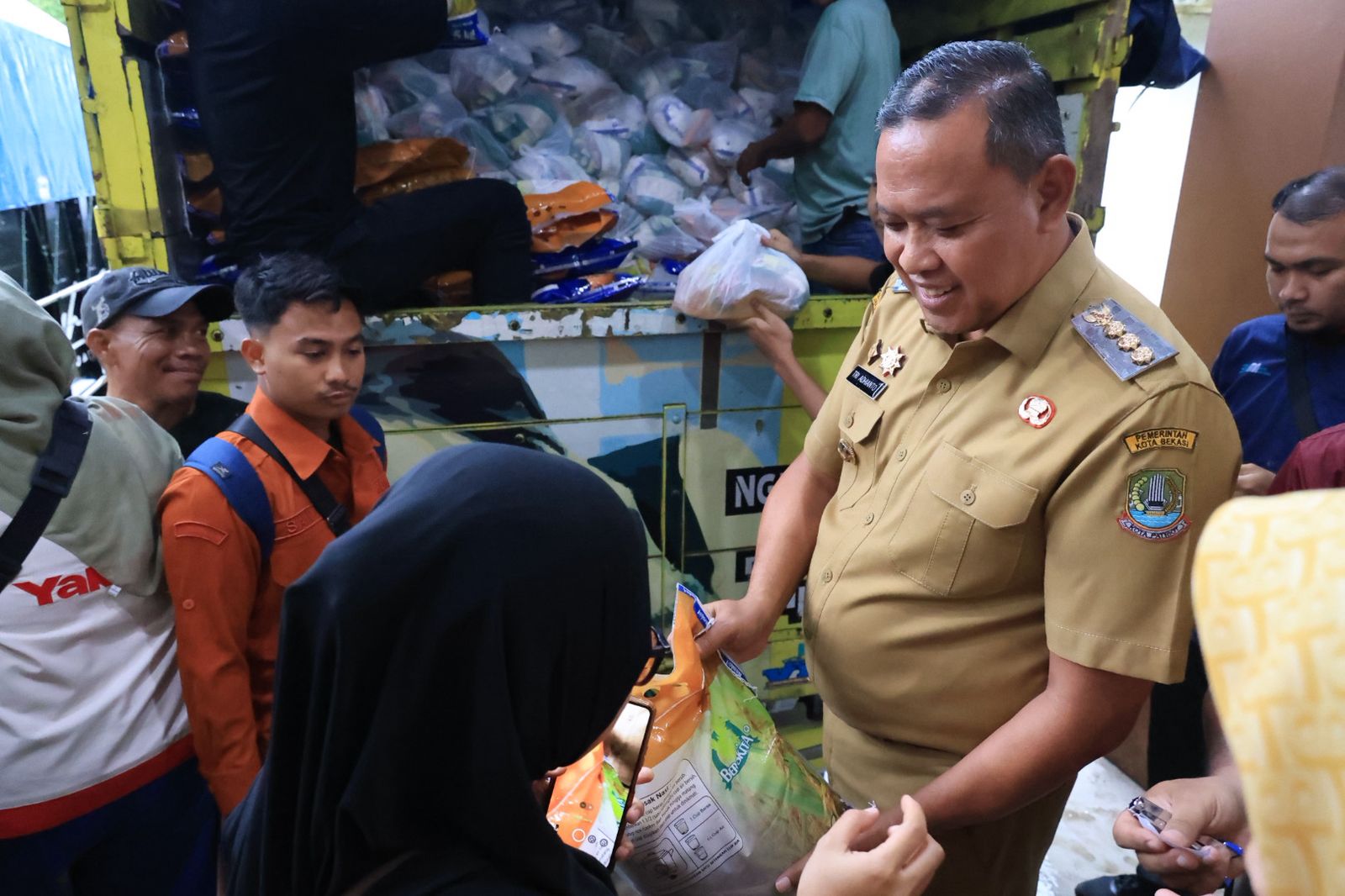 Kota Bekasi - Wali Kota Bekasi, Tri Adhianto menyalurkan paket pasar murah bersubsidi di Bekasi Timur, Selasa (3/3/2026). Foto: Ist/Gobekasi.id.